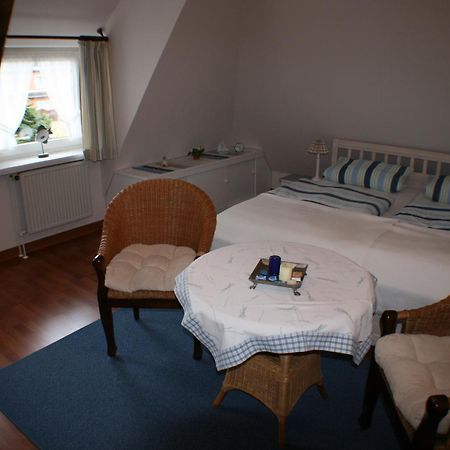 Ferienwohnungen Im Hotel Garni Zur Post Utersum Ruang foto