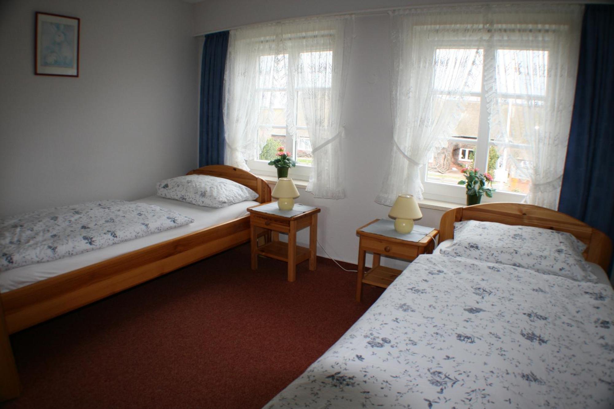Ferienwohnungen Im Hotel Garni Zur Post Utersum Ruang foto