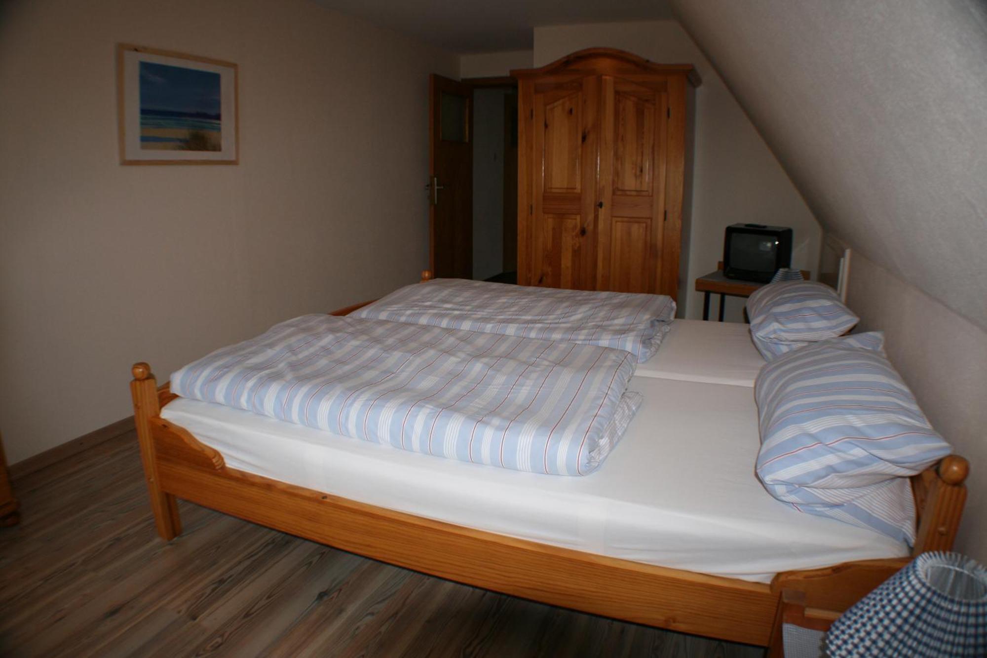 Ferienwohnungen Im Hotel Garni Zur Post Utersum Ruang foto