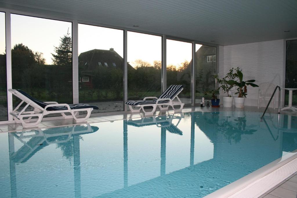 Ferienwohnungen Im Hotel Garni Zur Post Utersum Ruang foto