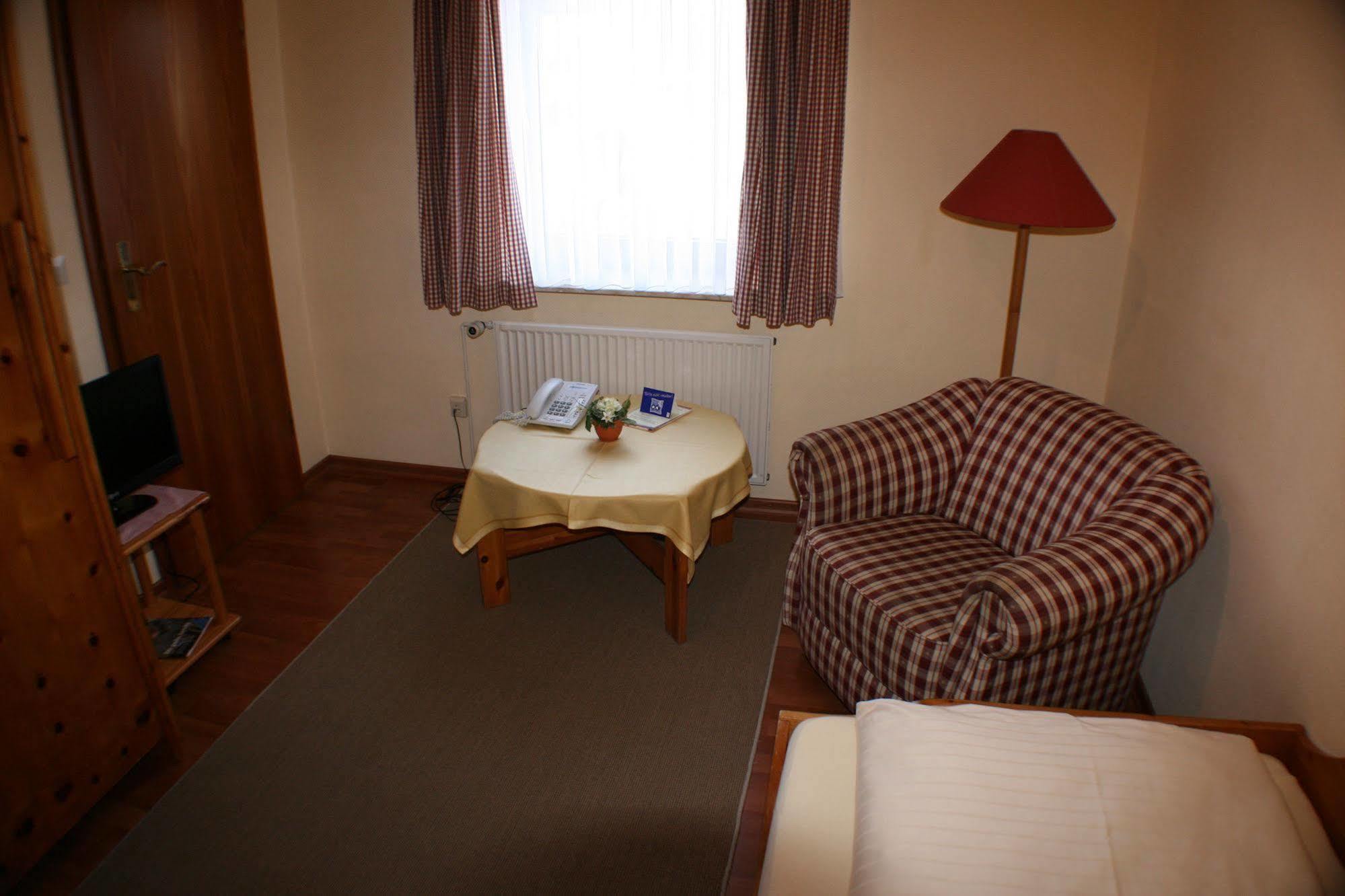 Ferienwohnungen Im Hotel Garni Zur Post Utersum Bagian luar foto