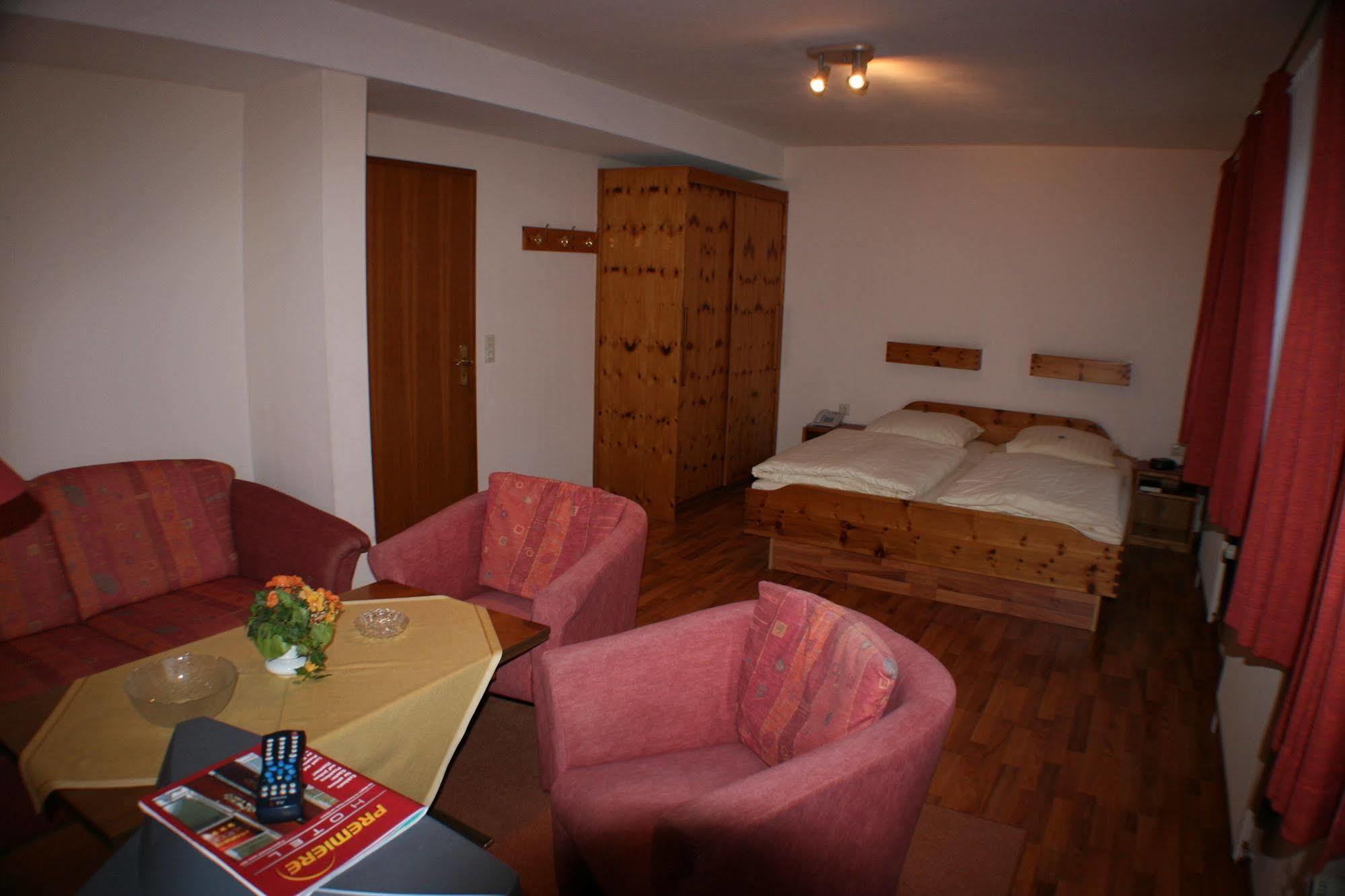 Ferienwohnungen Im Hotel Garni Zur Post Utersum Bagian luar foto