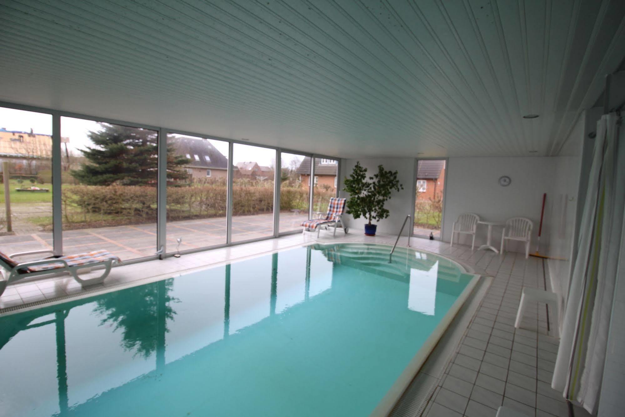 Ferienwohnungen Im Hotel Garni Zur Post Utersum Bagian luar foto