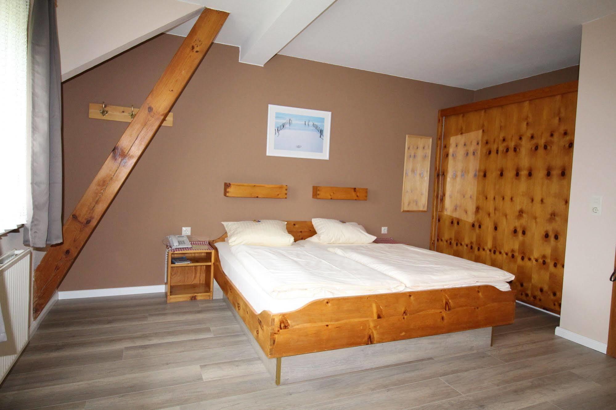 Ferienwohnungen Im Hotel Garni Zur Post Utersum Bagian luar foto
